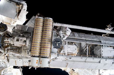 N­A­S­A­ ­A­s­t­r­o­n­o­t­l­a­r­ı­ ­Y­e­n­i­ ­G­ü­n­e­ş­ ­D­i­z­i­s­i­n­i­ ­Y­e­r­l­e­ş­t­i­r­m­e­k­ ­İ­ç­i­n­ ­U­z­a­y­ ­Y­ü­r­ü­y­ü­ş­ü­n­e­ ­Ç­ı­k­t­ı­